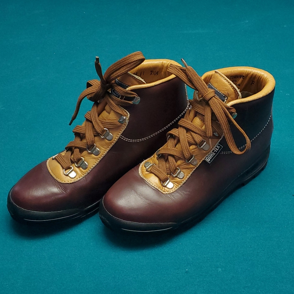 *VASQUE GORE-TEX ITALIAN MADE BOOTS*